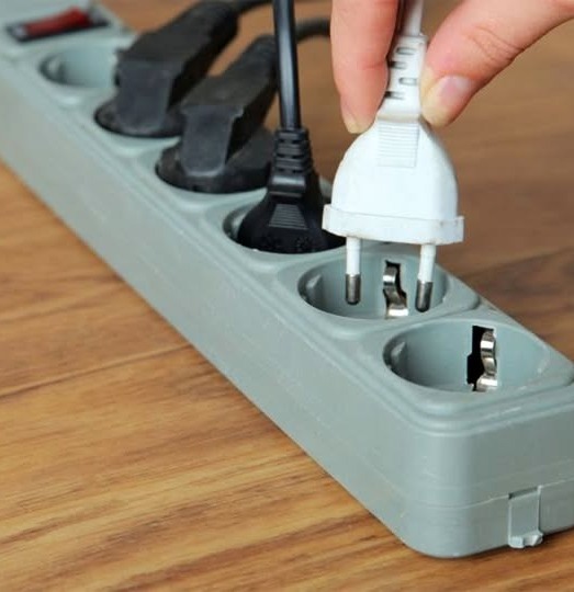 Cele 14 electrocasnice care nu trebuie conectate niciodată la o priză multiplă!