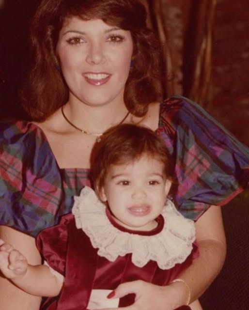 Recunoşti fetița adorabilă din imagine? Acum are 44 de ani, este miliardară și celebră pe tot globul