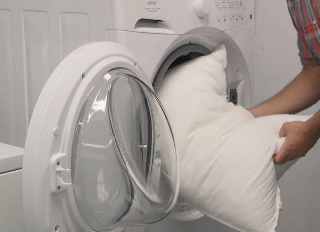 Cum se spală pernele în mașina de spălat! Trucul pentru a rămâne pufoase