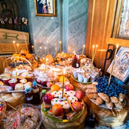 Pachete pentru Sâmbăta Morților 2025. Alimentul care nu trebuie să lipsească din punga cu pomană!