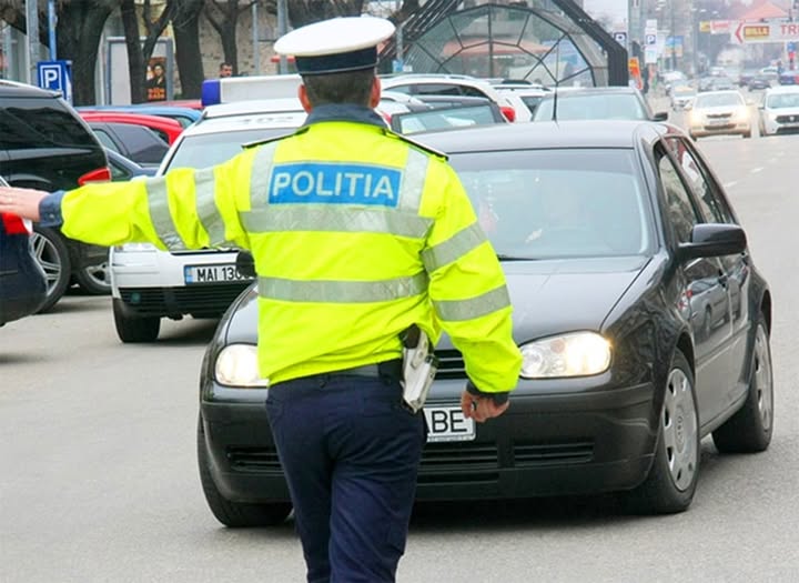 Au voie polițiștii rutieri din România să te oprească „fără motiv” în trafic?  Ce spune legea în 2025, de fapt