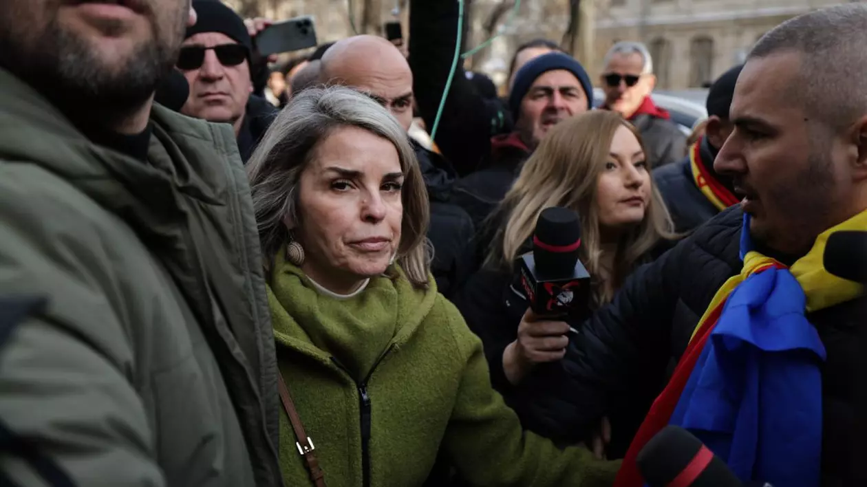 Cristela Georgescu a vorbit pentru prima oară după ce procurorii l-au ridicat din trafic pe soțul ei, Călin Georgescu: „Este un spectacol al cătușelor. Rămânem drepți în fața oricărei minciuni”