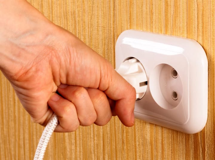 Cele 3 aparate electrocasnice care consumă mult curent noaptea. Majoritatea românilor le au în casă