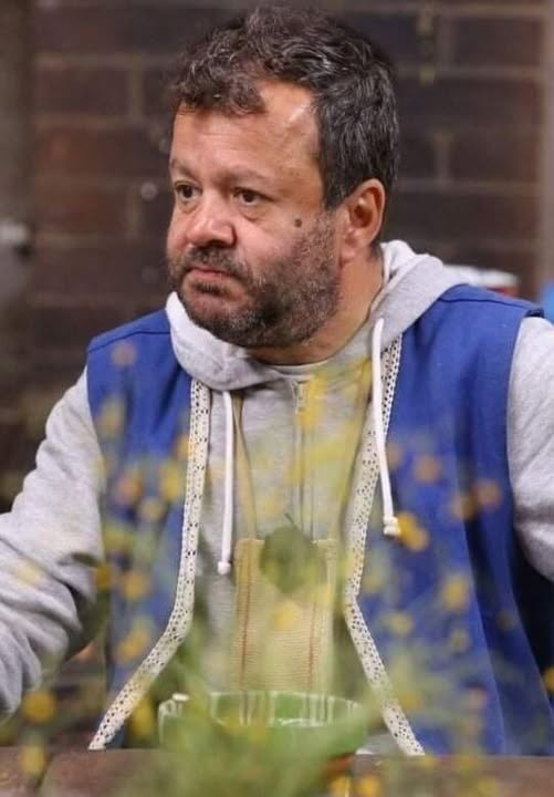 Ce s-a ales de Costel din serialul “La bloc”? Cu ce se ocupă acum?A vândut tot ce avea în România, și-a luat familia și a plecat definitiv. Din pacate acum a venit vest…