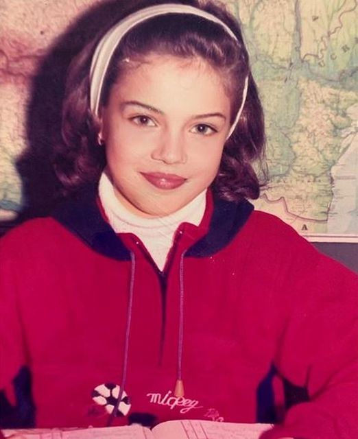 Sigur n-o recunosti! A copilarit la “coada vacii”, dar nu ii e rusine sa recunoasca Azi e una dintre cele mai iubite femei din Romania