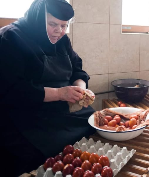 Când se vopsesc, de fapt, ouăle de Paşte. Greşeala pe care unele gospodine o fac an de an