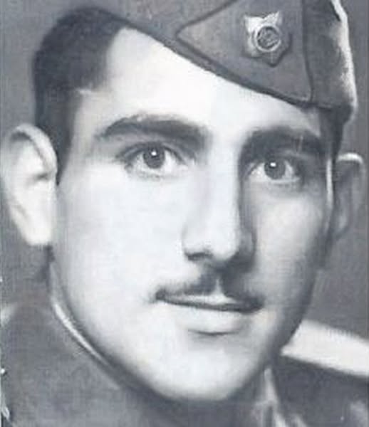 E greu de recunoscut, însă așa arăta în tinerețe îndrăgitul actor. El susținea că are rădăcini grecești însă lumea râdea de el din cauza tenului mai închis