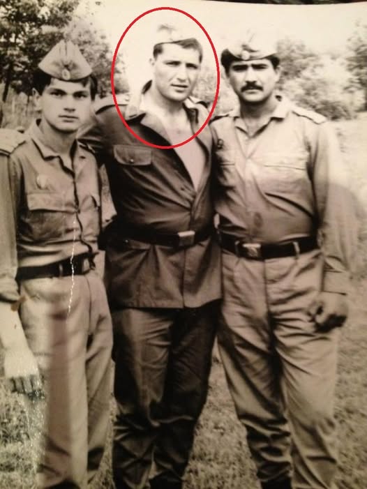 Acum arată total diferit, însă aici era în floarea vârstei, când își servea țara cu mândrie. Ce drum în viață și-a ales “Elvis de România”