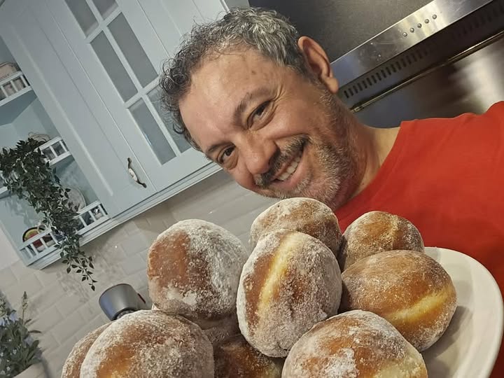 Chef Sorin Bontea a dezvăluit secretul său pentru cele mai bune gogoși . Ies exact ca la mama acasă și se vor mânca pe nerăsuflate!