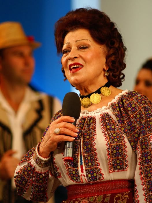 Gestul dureros făcut de Maria Ciobanu la înmormântarea celui care i-a fost soţ. Puțini au fost pe fază . Îndrăgită cântăreaţă a atras toate privirile cu un detaliu aparte