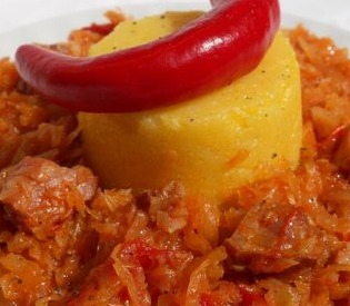 Deliciu ardelenesc: Varză călită cu afumătură și un strop de iuțeală