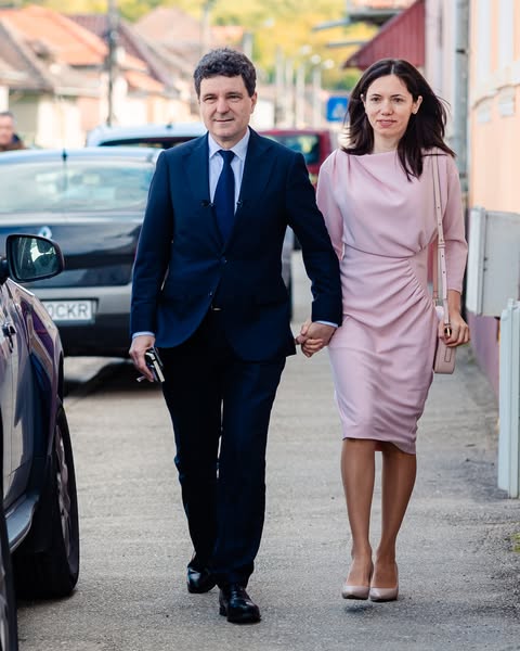 Câți lei costă rochia pe care Mirabela Grădinaru, partenera lui Nicușor Dan, a purtat-o în ziua votului. E brand românesc!