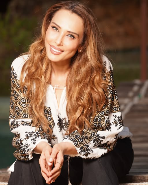 Iulia Vântur, apariție elegantă la un eveniment în București: „Secretul e să faci ceea ce iubești”