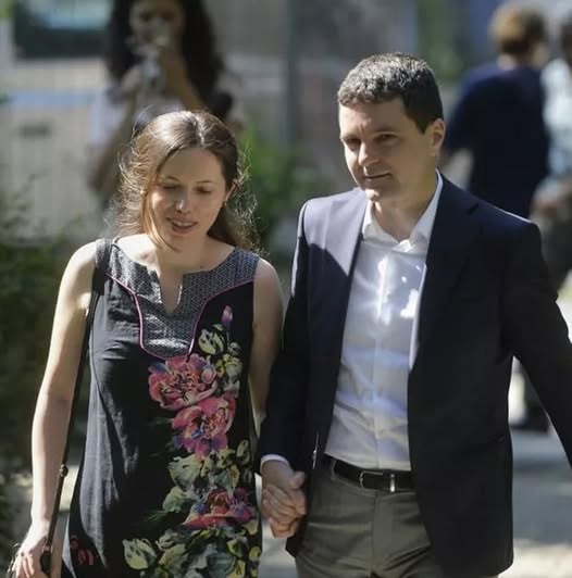 Ce salariu ar încasa lunar soția lui Nicușor Dan. Mirabela lucrează în domeniul auto și încasează o sumă impresionantă