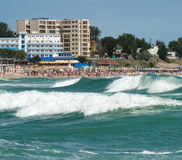 Stațiunea din România cu pericol mare de înec în 2025. Au apărut gropi adânci de 3 metri în mare, chiar lângă plajă