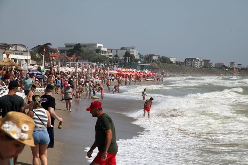 Fenomen neașteptat la Marea Neagră! Turiștii nici nu se încumetă să intre în mare. Specialiștii explică ce se întâmplă cu apa