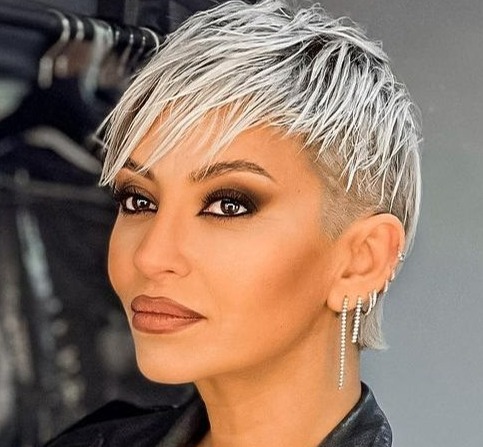 Giulia Anghelescu, copleșită de durere după pierderea unei persoane dragi. Artista s-a întors în orașul copilăriei.Vezi in comentarii