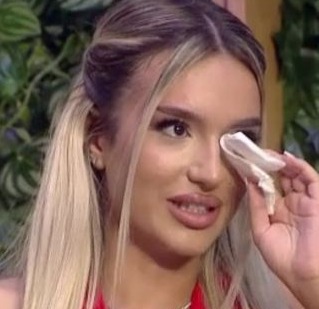 Naomi izbucnește în lacrimi. Dorobanțu o acuză de aroganță. Comportamentul concurentului stârnește reacții dure și este criticat de toți colegii.vezi in comentarii
