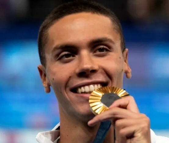 David Popovici a fost aproape să renunțe înainte de a cuceri titlul de dublu campion mondial. Ce rol esențial a avut iubita lui în decizia care i-a schimbat destinul.vezi in comentarii