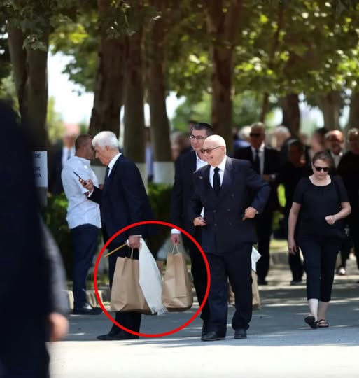 S-a dat pachet, dar cu ”frână”. Ce s-a împărțit la înmormântarea lui Ion Iliescu?