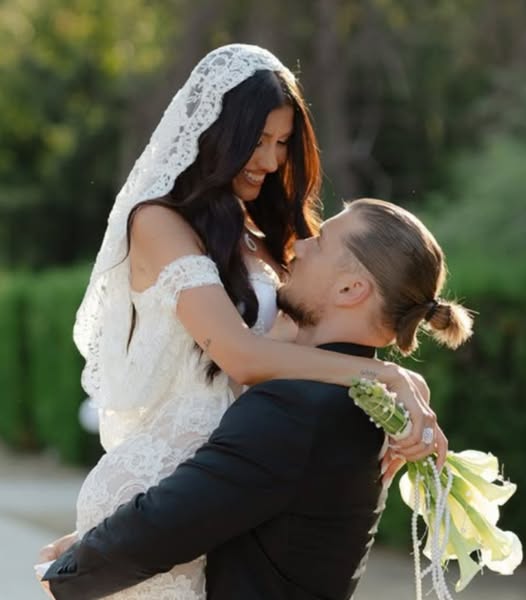 Alina Eremia, o apariție spectaculoasă în rochie de mireasă! Artista s-a căsătorit cu Eduard Barbu după 8 ani de relație .vezi in comentarii