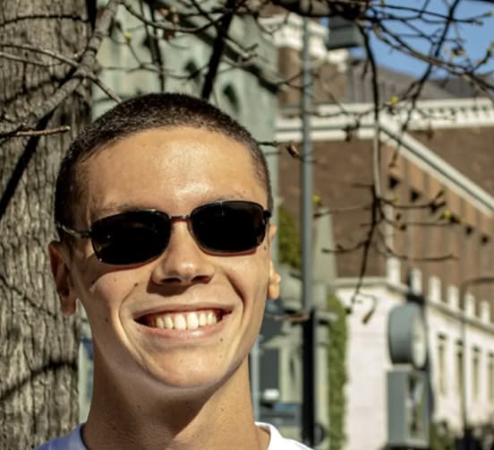 David Popovici, lecție de modestie! Cum a reacționat după ce fost întâlnit de un cuplu de români, în timp ce se afla în vacanță ..vezi in comentarii
