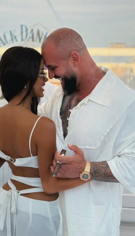 Alex Bodi, gest romantic pentru Anca: un buchet de trandafiri care a atras toate privirile.vezi in comentarii