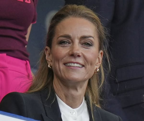 Kate Middleton surprinde cu un look nou: Prințesa de Wales a devenit blondă.vezi in comentarii