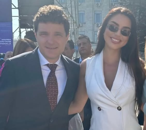 Nicușor Dan, față în față cu ispita de la Insula Iubirii 2025. Președintele României, surprins cu un zâmbet ștrengăresc.vezi in comentarii
