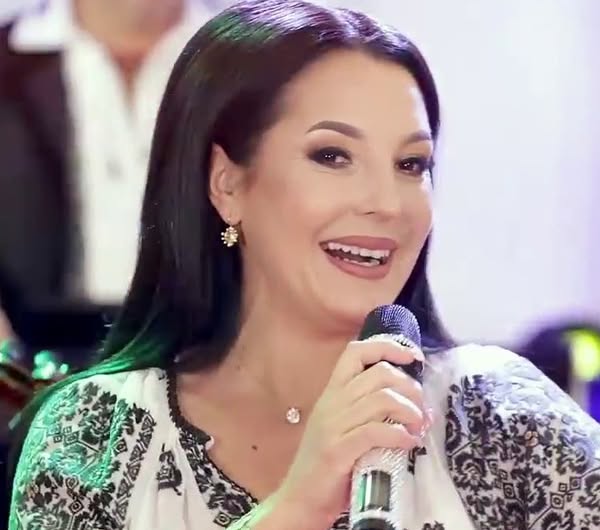 Suma primită de Angela Rusu pentru recitalul de la nunta Elenei Băsescu. Ce gest a făcut fostul președinte.vezi in comentarii