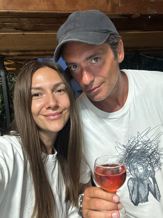 Adela Popescu și Radu Vâlcan: de la chimia neașteptată pe platou la 15 ani de iubire și o familie împlinită.vezi in comentarii