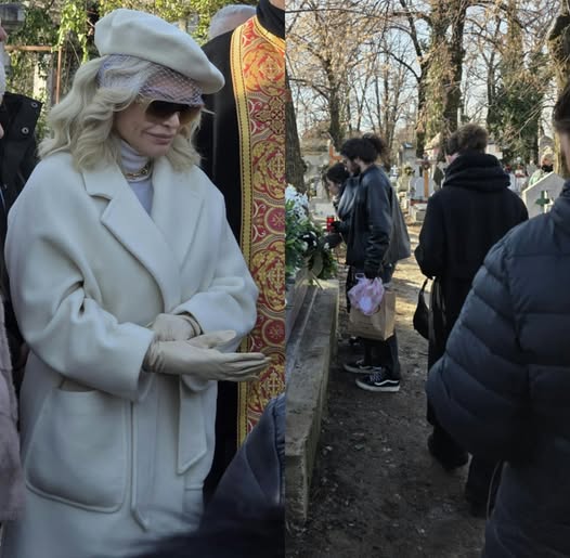 Tatăl Loredanei a fost condus pe ultimul drum la Cimitirul Bellu. Apariția artistei, îmbrăcată în alb, a impresionat la funeraliile lui Vasile Groza.Vezi in comentarii