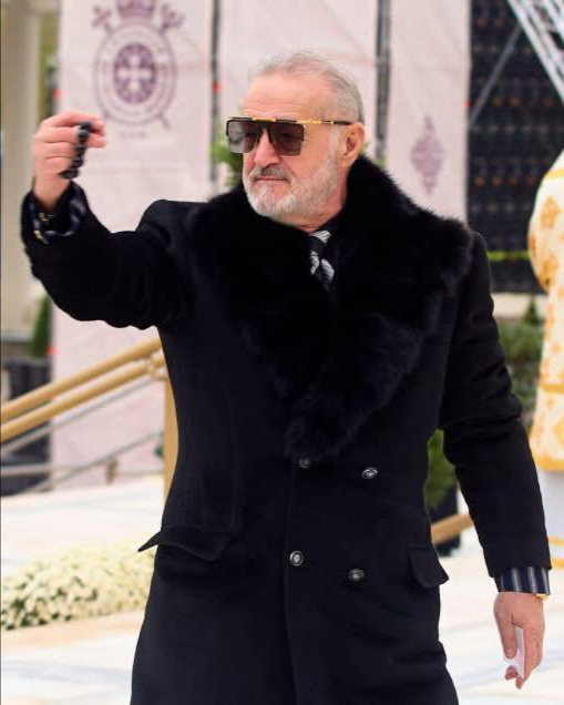 Scandal uriaș cu Gigi Becali, chiar în altarul bisericii! Un călugăr l-a înfruntat după o cerere considerată nepotrivită.Vezi in comentarii