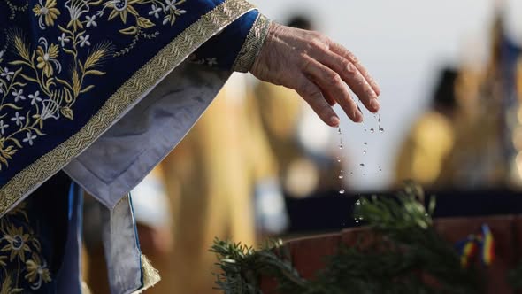 Boboteaza 2026: Tradiții și obiceiuri. Ce se face și ce este strict interzis să faci pe 6 ianuarie Detalii, în primul link din comentarii