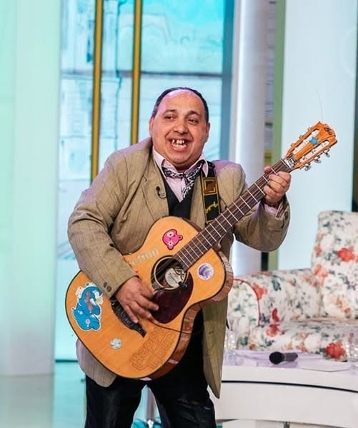 Iti amintesti de Gigel Frone? Unde a ajuns sa locuiasca dupa ce a fost la toate posturile tv..”Nu mai merg sa cant pe 200-300 de lei…” Ce planuri are