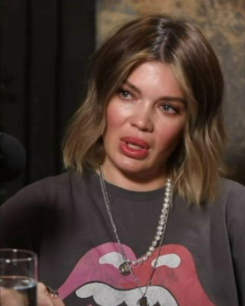 Ce relație are Gina Pistol cu socrii. Îi cunoștea pe părinții lui Smiley cu mult înainte de a forma un cuplu.Vezi in comentarii