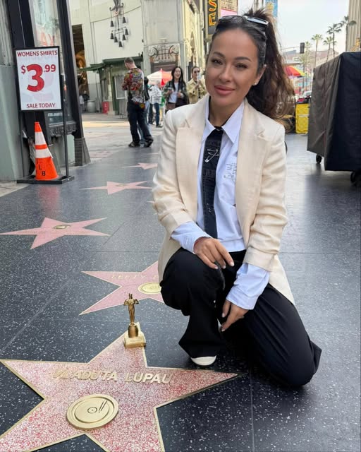 Vlăduța Lupău, umilită după ce s-a pozat pe Walk of Fame din Hollywood. Răspunsul dur.Vezi in comentarii