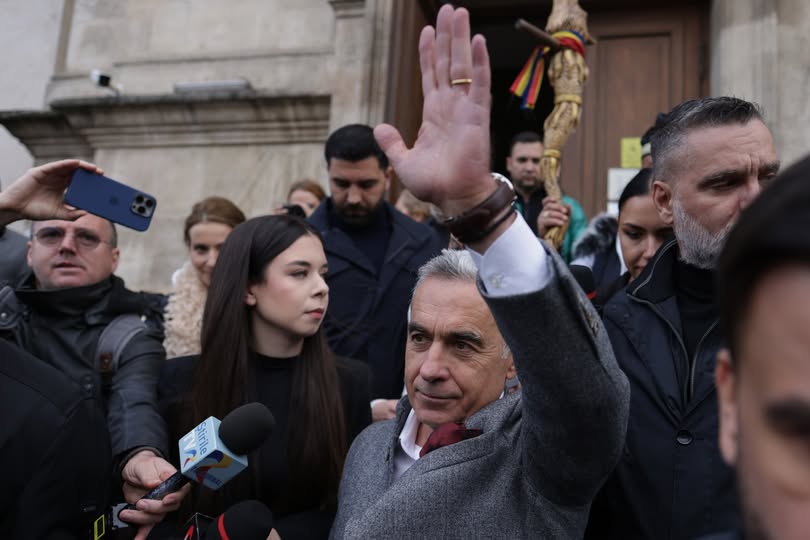 Călin Georgescu, acoperit de zbierăiturile susținătorilor săi radicalizați: „Suntem discreți și cu demnitate