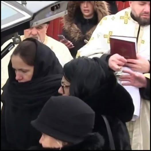 Concubina lui Nicușor Dan, singură la înmormântarea bunicii. Președintele nu a însoțit-o pe Mirabela Grădinaru. Distrusă de durere, a…