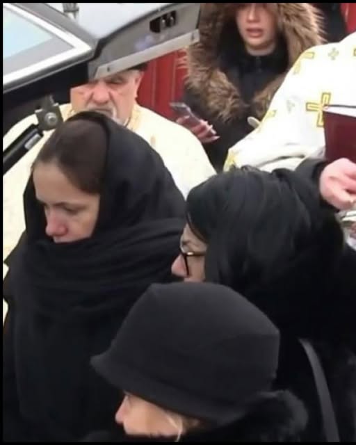 Concubina lui Nicușor Dan, singură la înmormântarea bunicii. Distrusă de durere, Mirabela Grădinaru a…Vezi in comentarii