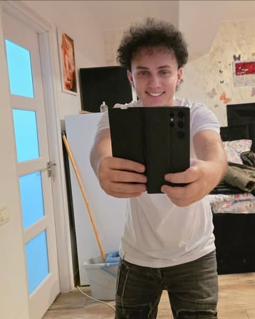 Mihai Trăistariu, din nou în centrul atenției după ce s-a tuns singur. Artistul a cerut verdictul fanilor…Vezi in comentarii