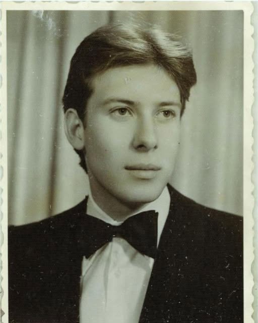 Îl recunoști? Este pe micile ecrane în fiecare zi, dar puțini știu drama din spatele zâmbetului.