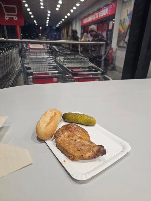 Cât costă o ceafă de porc cu castravete murat și chiflă la Kaufland. Cât a plătit un client în 2026