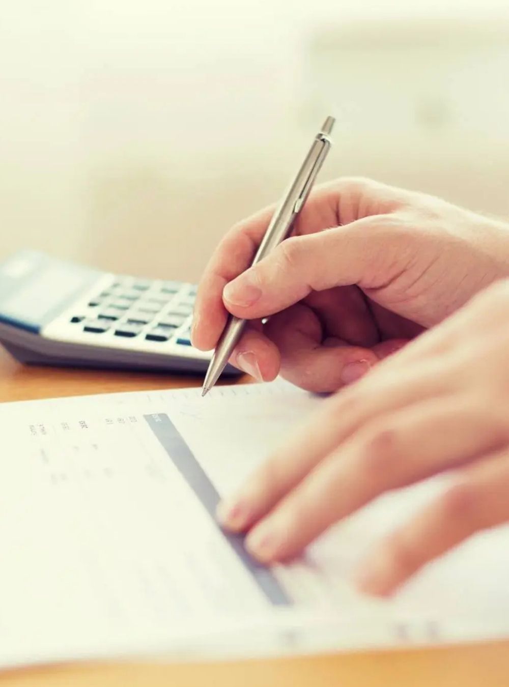 Crește salariul minim în România: câți bani va primi fiecare angajat în mână