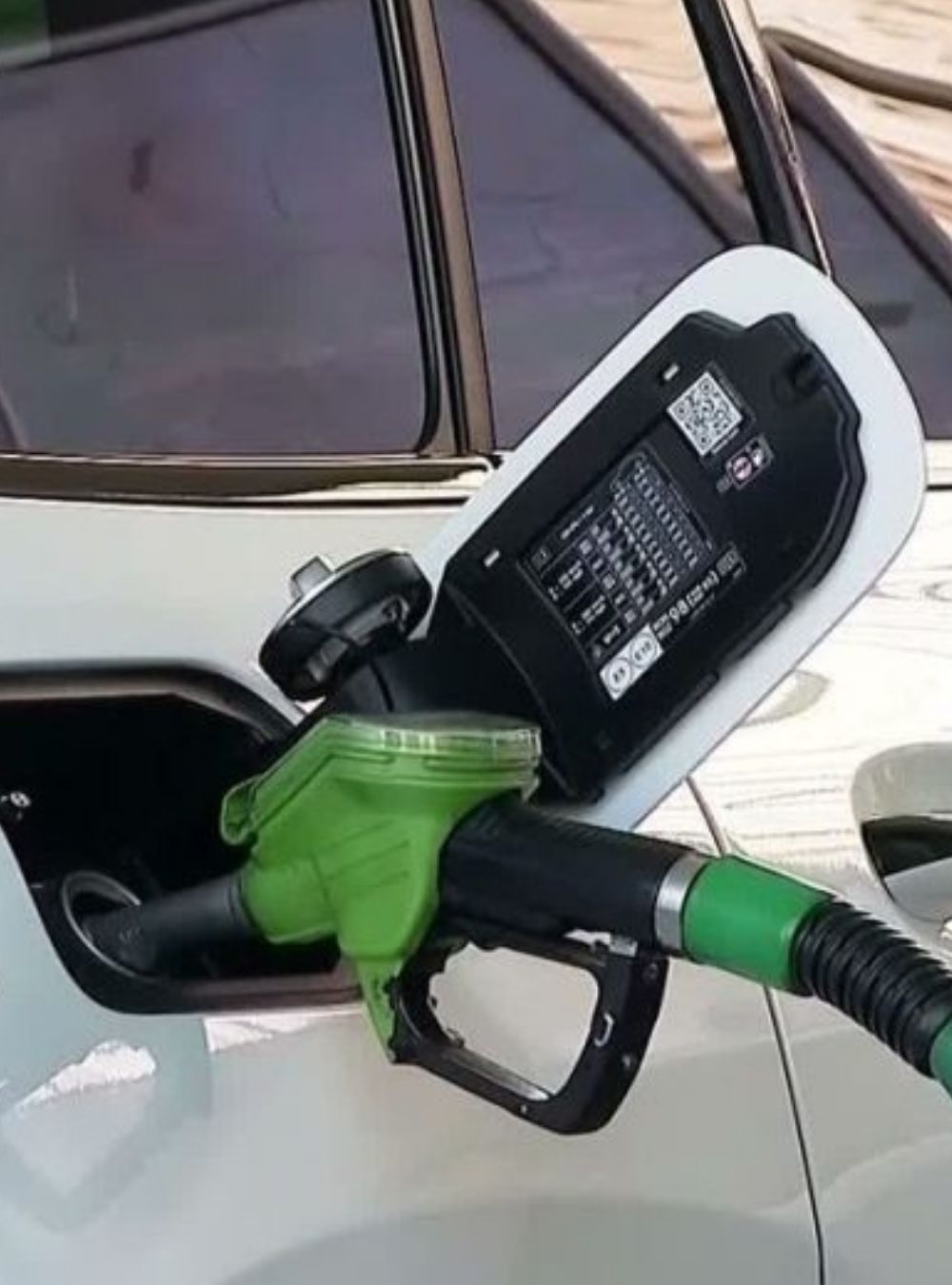 Statul trage frână la prețurile de la pompă