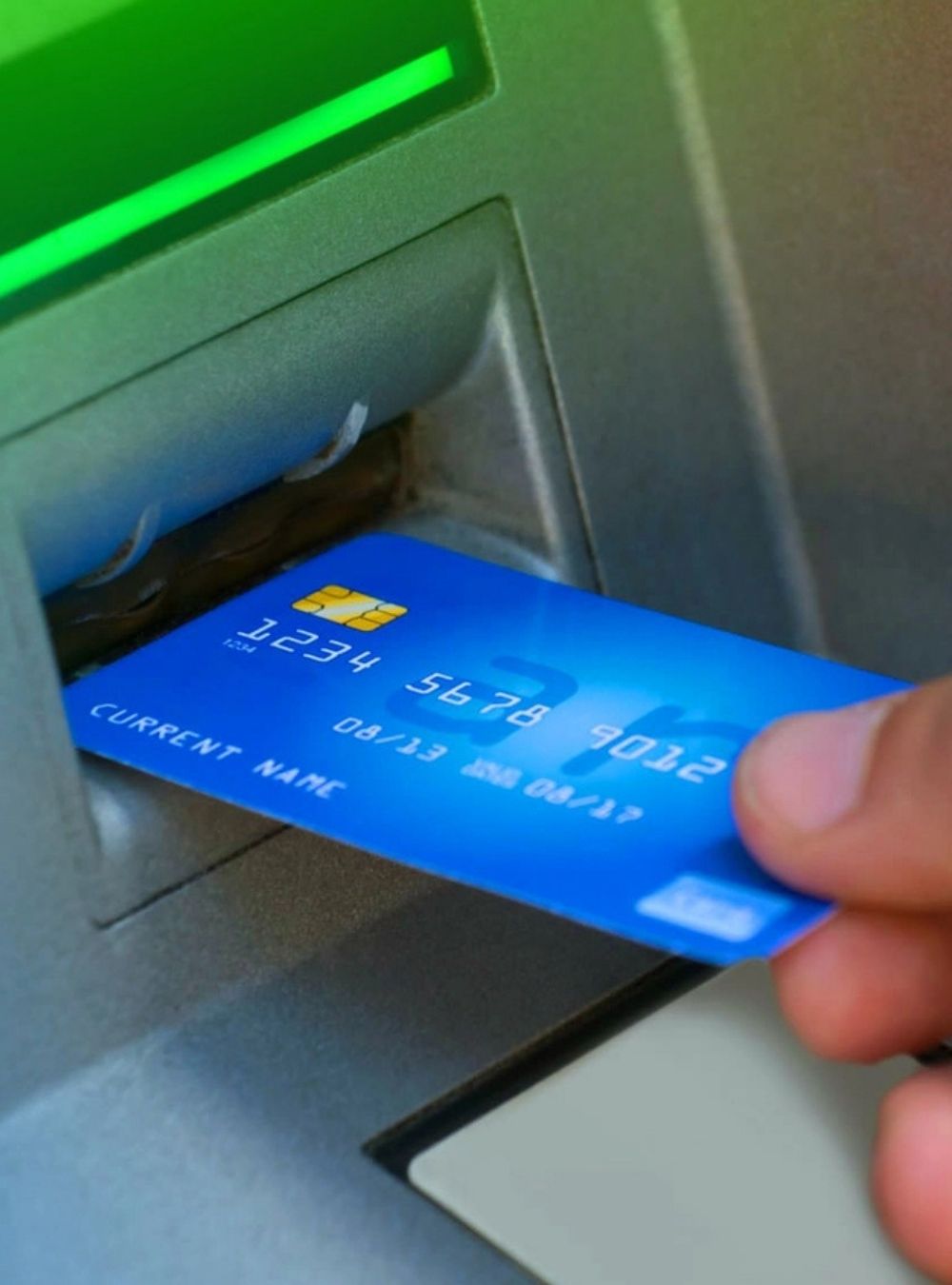 O nouă escrocherie la bancomate: Metoda „firul invizibil” face ravagii.