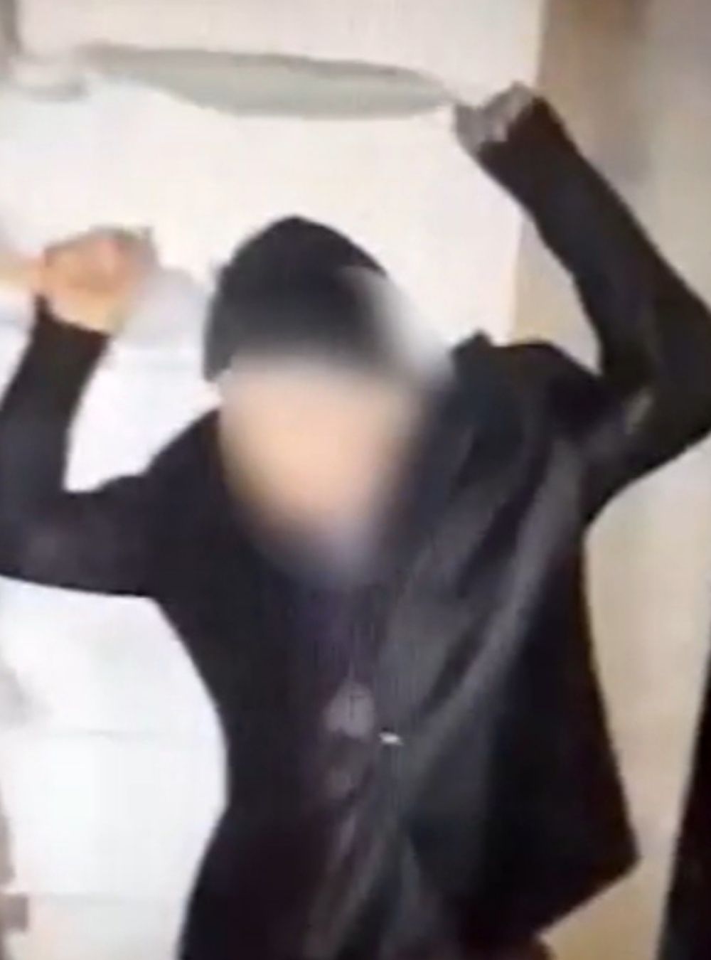 Bătrân bătut în cuie de șase tineri, printre care și un minor