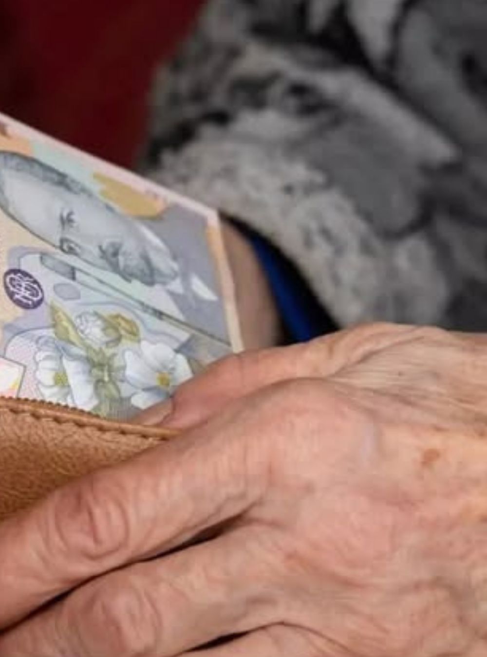 Adio bani livrați de poștaș