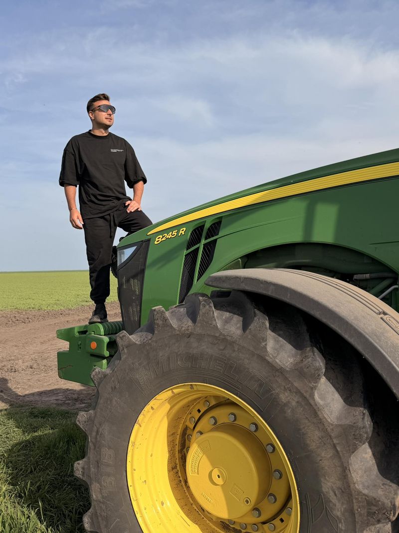 Ce a postat Codruta Filip la cateva minute dupa ce Valentin Sanfira s-a pozata pe tractor la ferma iubitei.