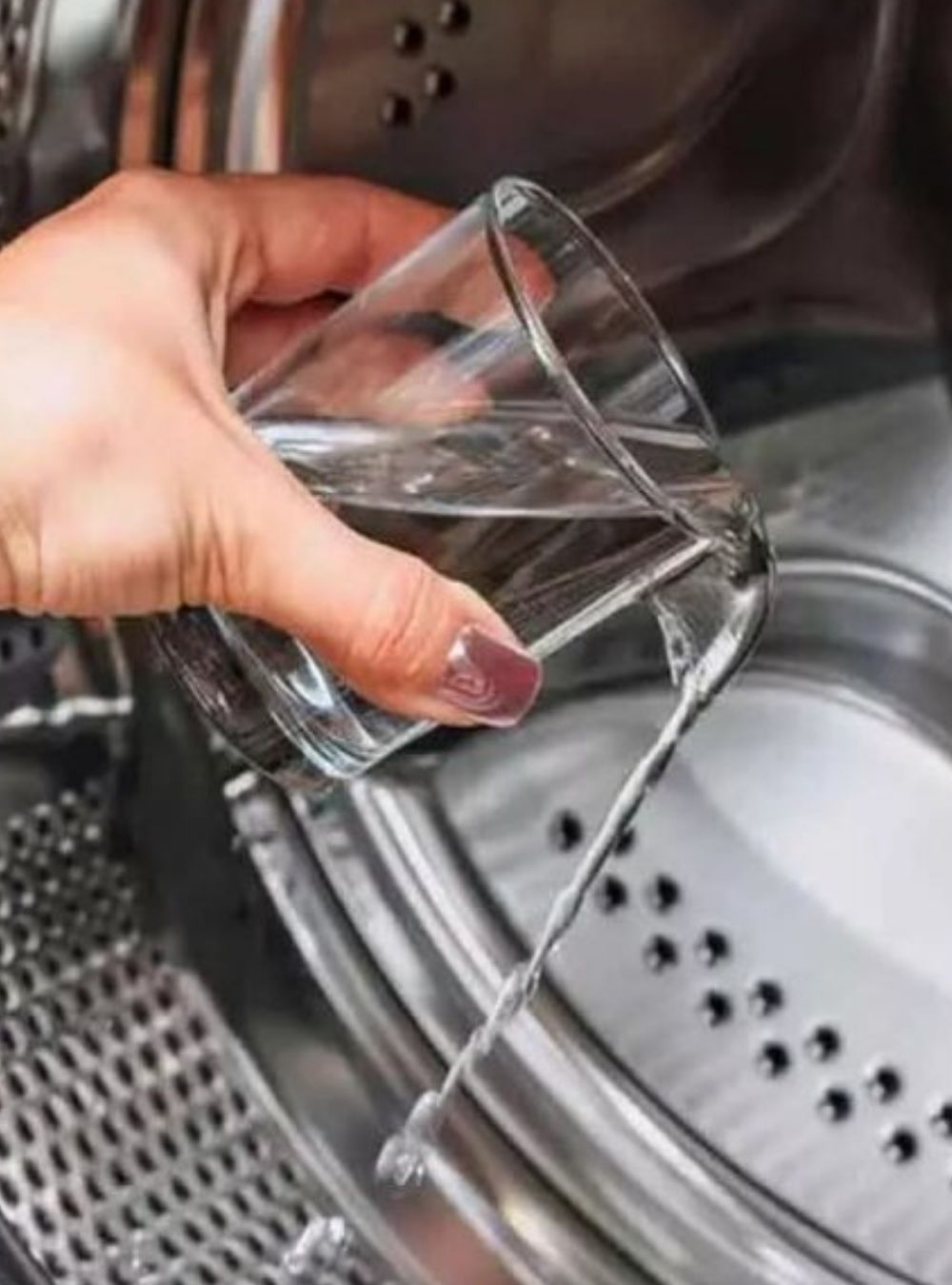 Cum îți cureți corect mașina de spălat cu